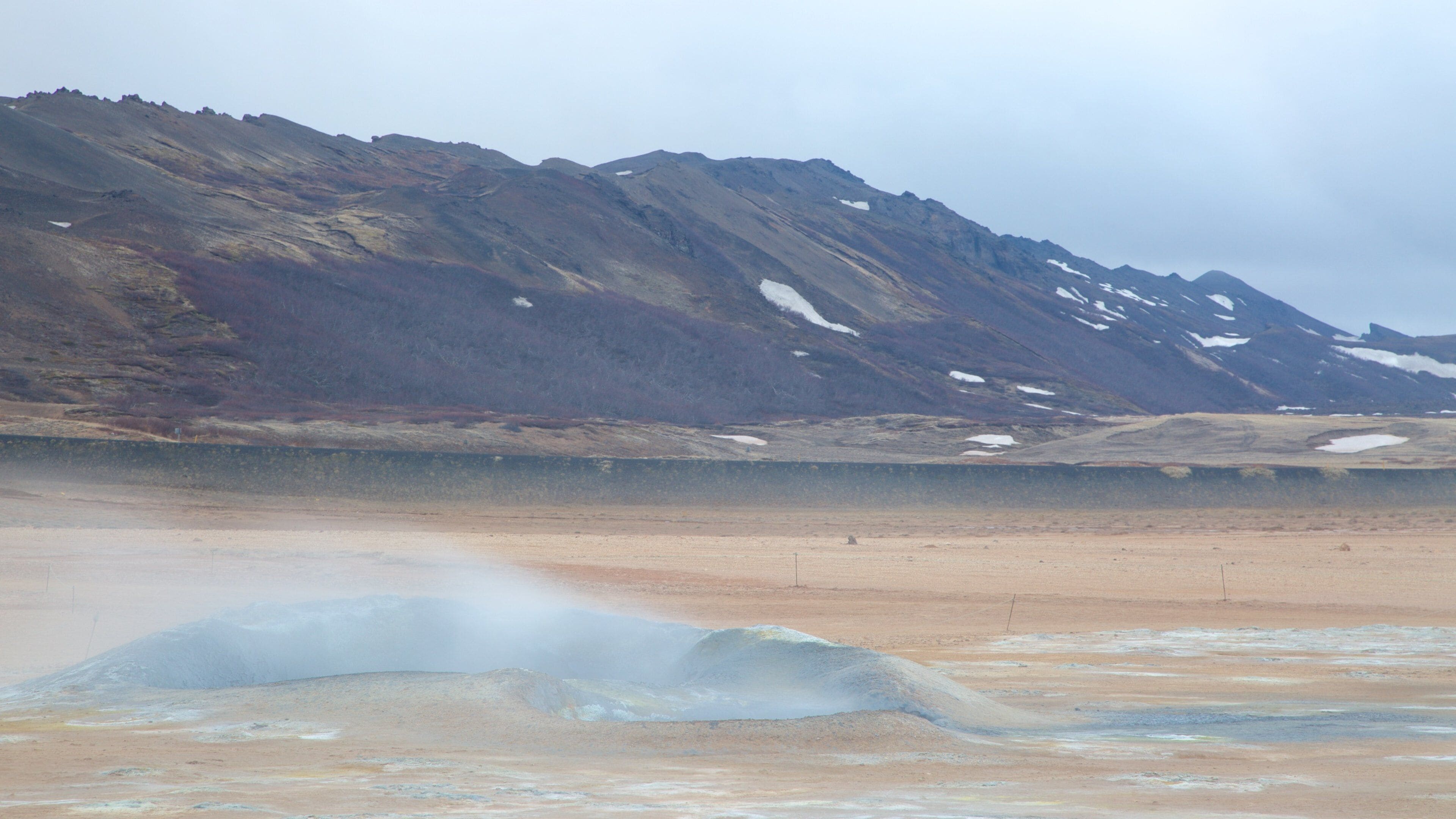 納馬費加地熱區 呈现出 霧霾, 溫泉 和 山岳