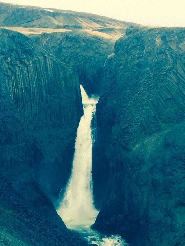The smaller of the two waterfalls of Hengifoss.
Flanked by basalt columns formed during the intense heat & pressures of a lava flow.
#waterlust