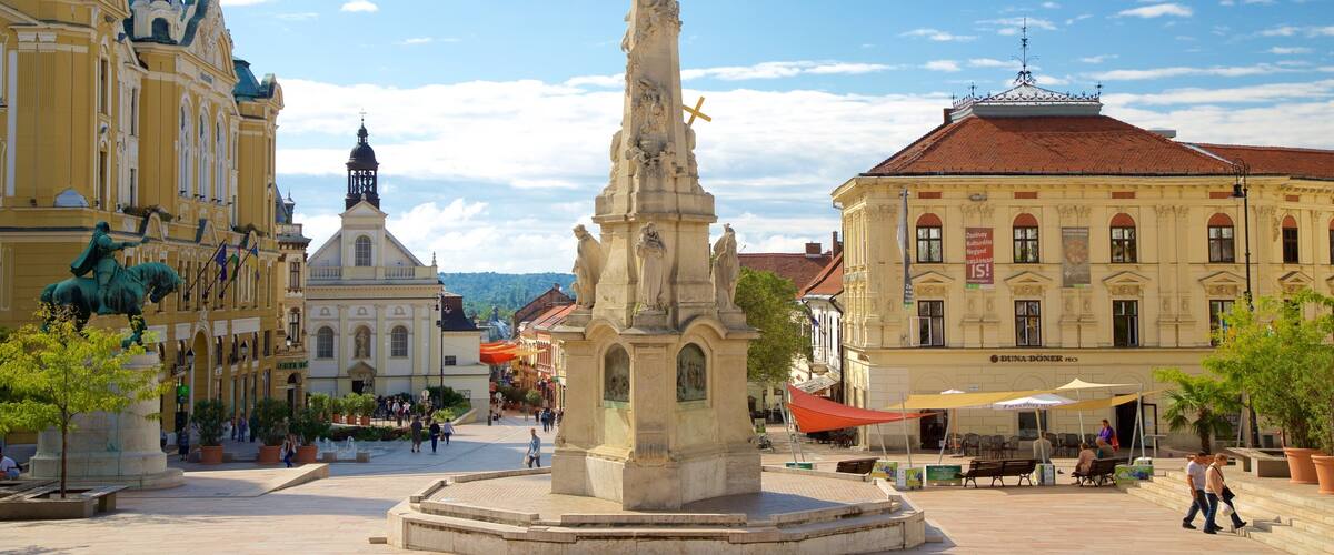 Szechenyi-torget som visar ett monument, ett torg och religiösa aspekter