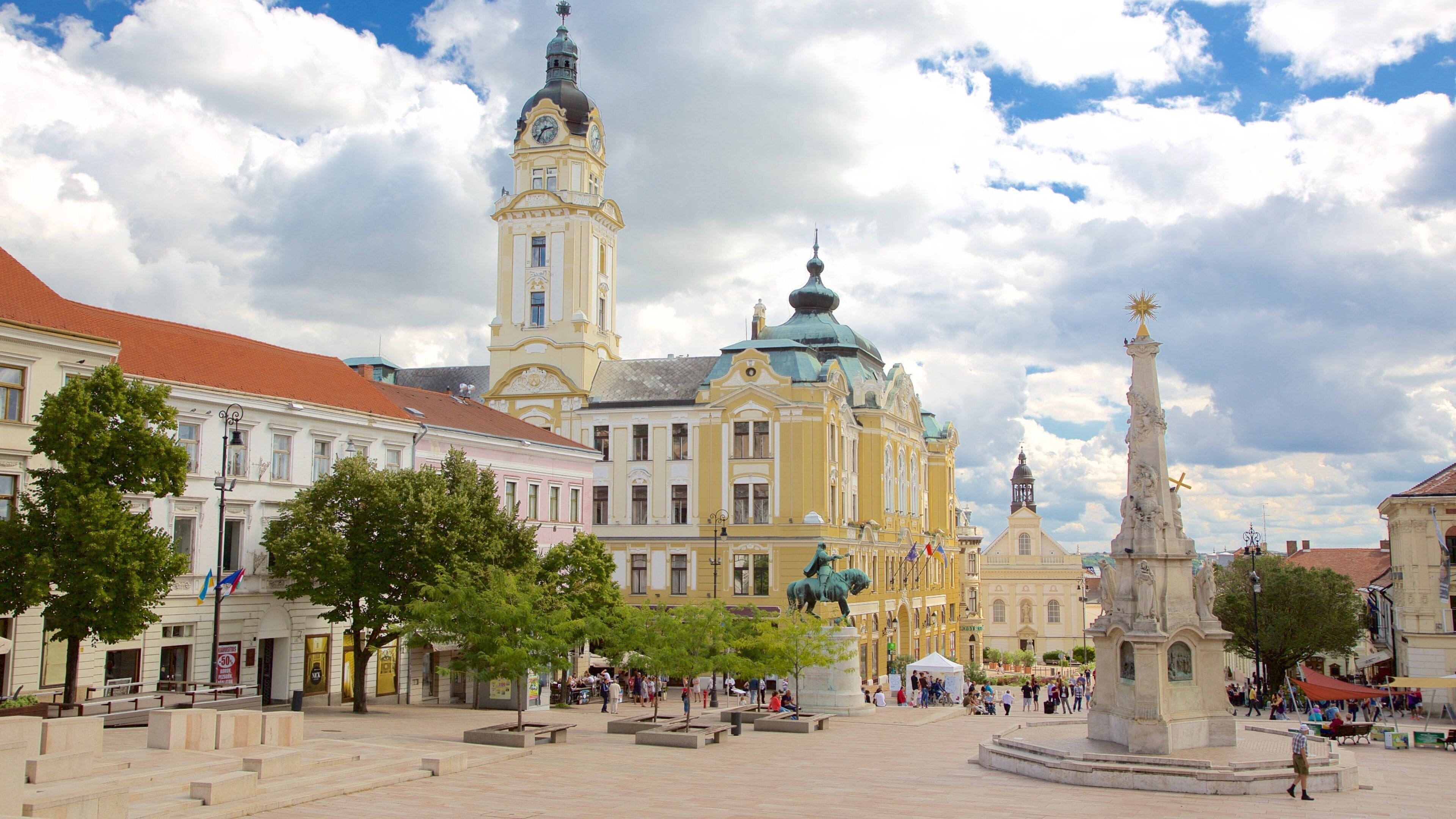 Szechenyi-plassen som viser historisk arkitektur, monument og torg eller plass