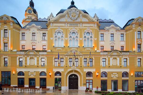 Szechenyi Square das einen historische Architektur und Verwaltungsgebäude