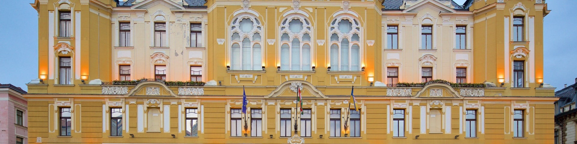 Plaza Szechenyi mostrando arquitectura patrimonial y un edificio administrativo