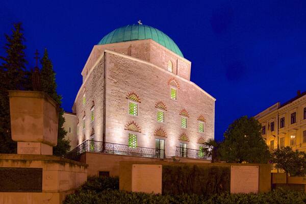 Mosque of Gazi Kaszim Pasha das einen Moschee, historische Architektur und bei Nacht