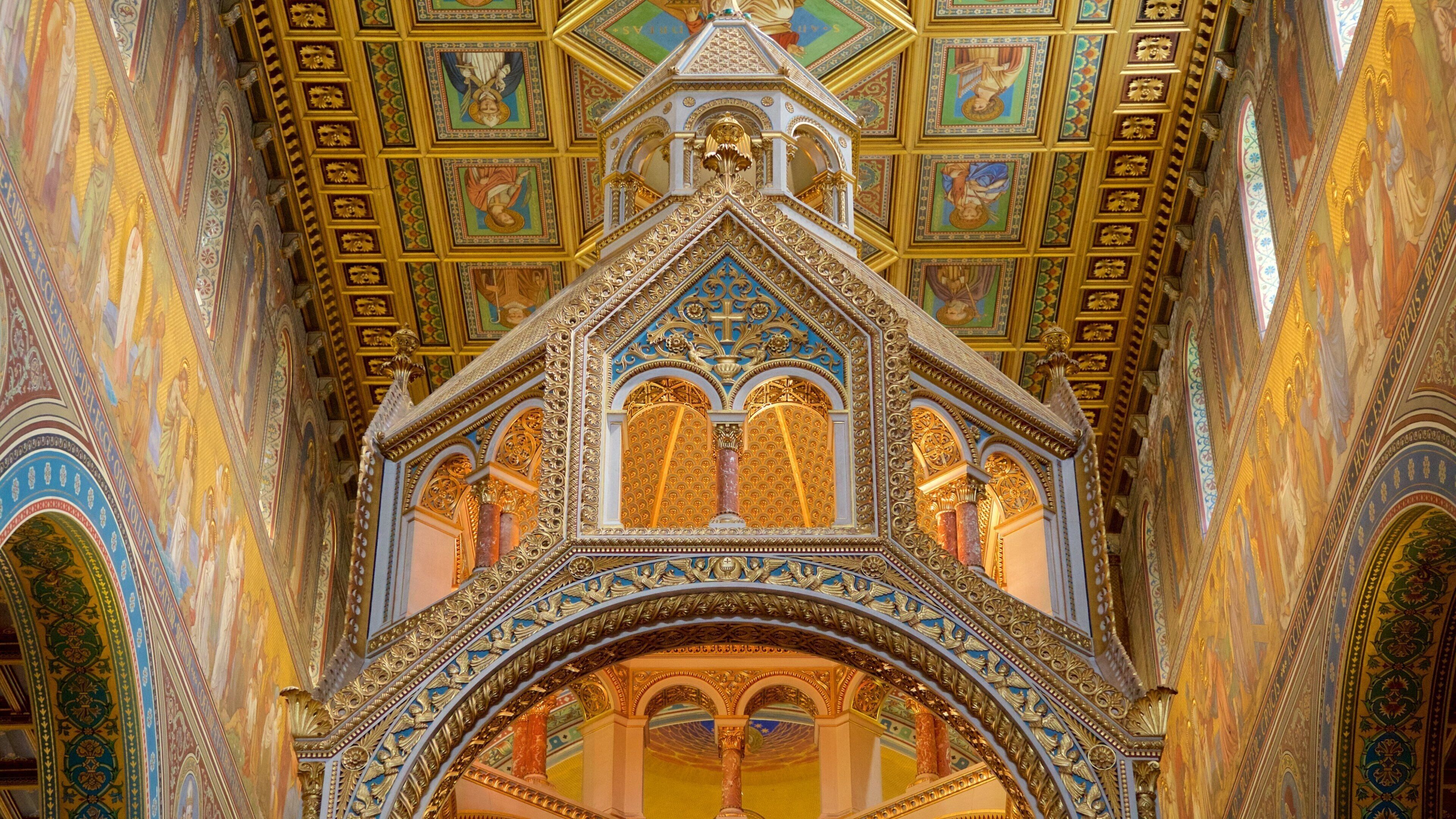 Pécs katedral som inkluderar religiösa aspekter, interiörer och historisk arkitektur