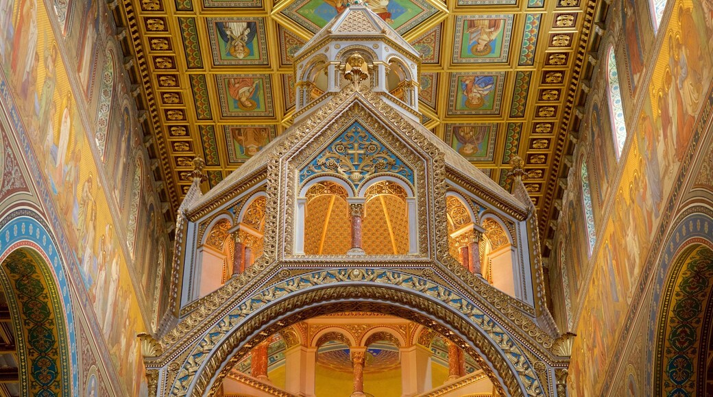 Pécs katedral som inkluderar religiösa aspekter, interiörer och historisk arkitektur