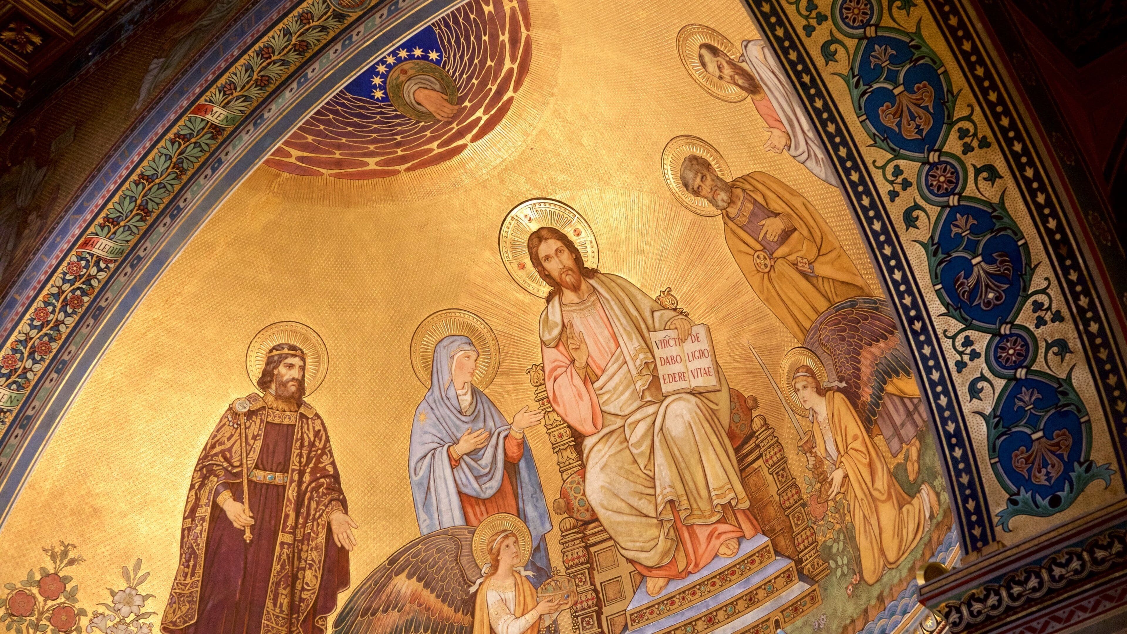 Pecs Katedral som omfatter interiør, kunst og religiøse aspekter