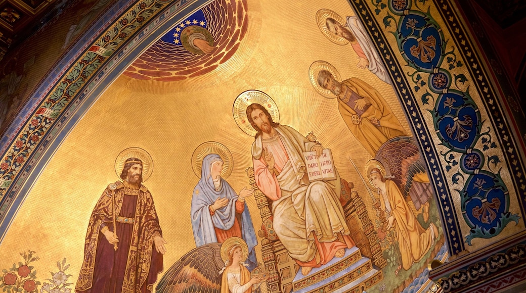 Pecs Katedral som omfatter interiør, kunst og religiøse aspekter