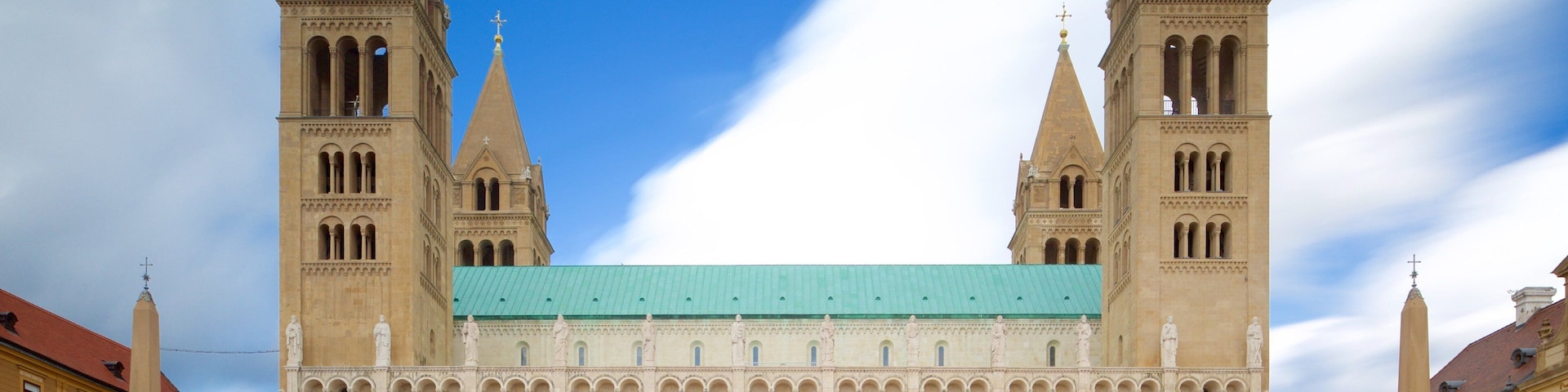 Catedral de Pécs que inclui arquitetura de patrimônio e uma igreja ou catedral