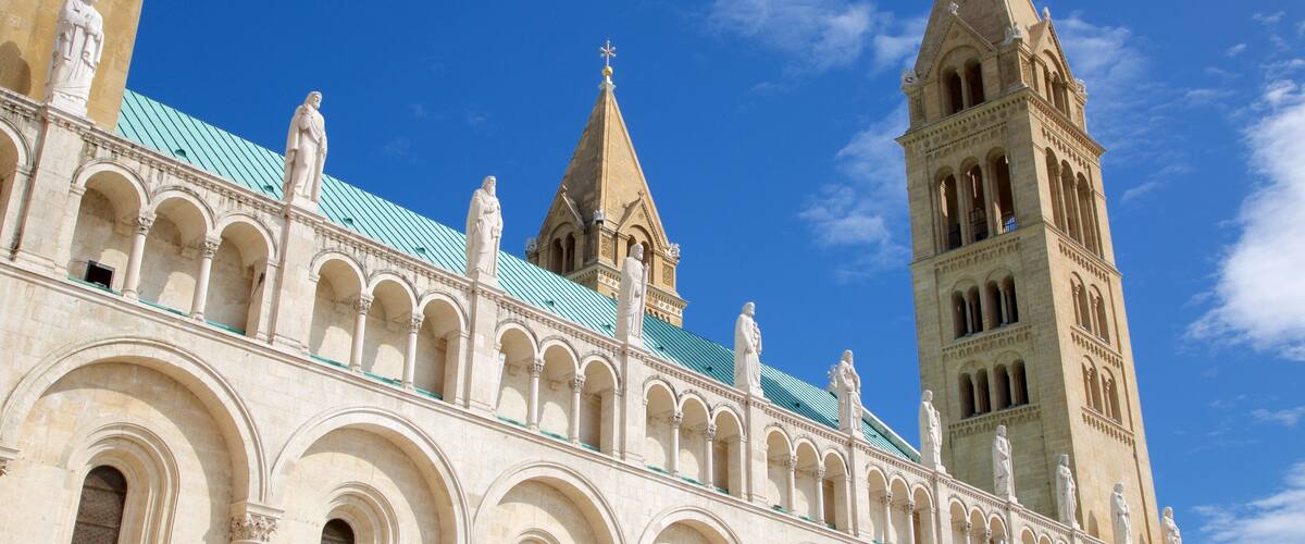 Catedral de Pecs ofreciendo arquitectura patrimonial y una iglesia o catedral