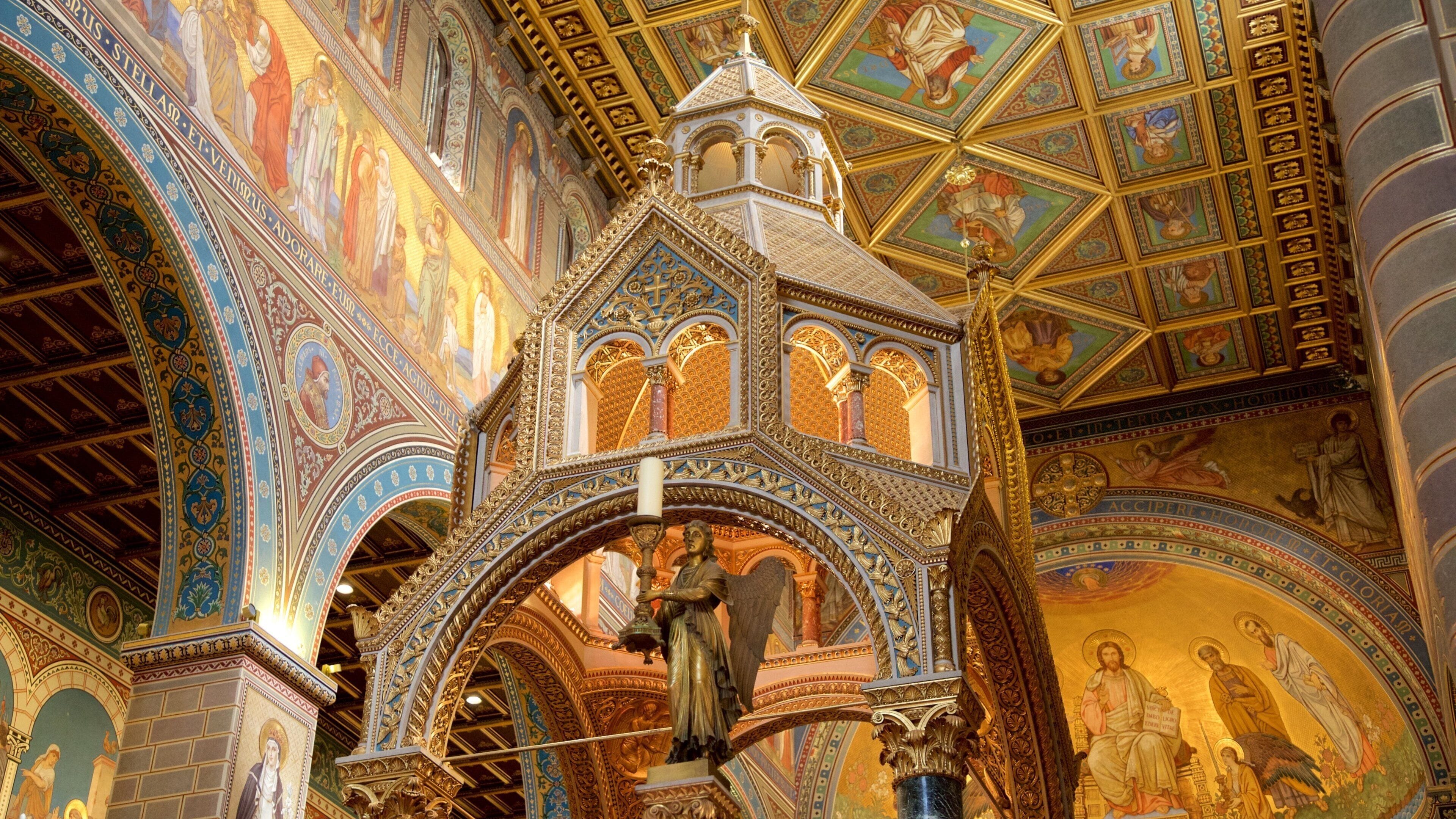 Pecs Cathedral which includes religious aspects, a church or cathedral and art