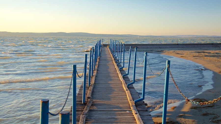 Aranypart que incluye una playa de arena, vistas y una puesta de sol