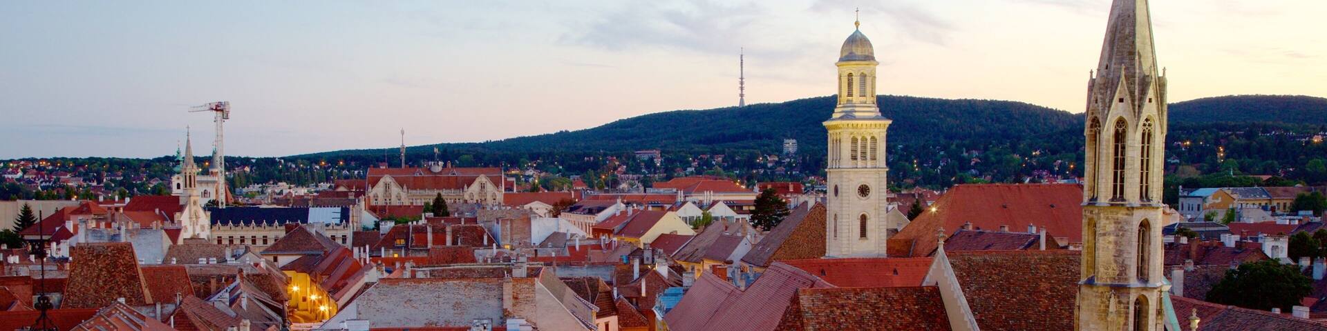 Goat Church mit einem Kirche oder Kathedrale, Stadt und Sonnenuntergang