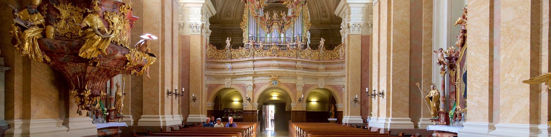 Abadía de Tihany que incluye vistas de interior, una iglesia o catedral y aspectos religiosos