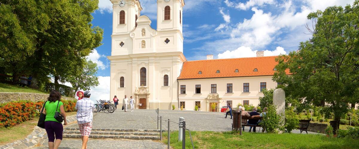 Abadía de Tihany mostrando una iglesia o catedral y patrimonio de arquitectura y también una pareja