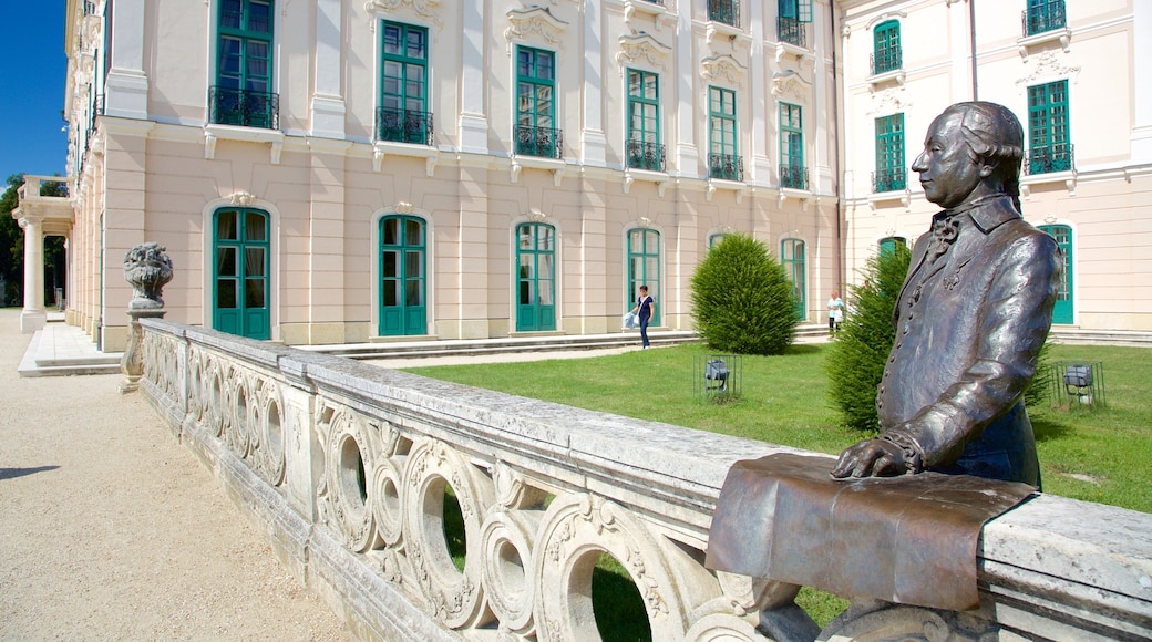 愛斯哈澤宮 呈现出 城堡, 歷史建築 和 雕像或雕塑