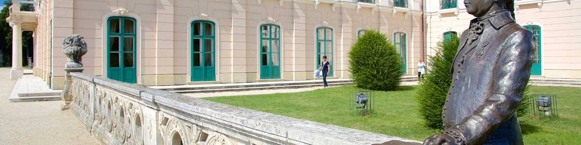 Palácio dos Esterhazy caracterizando um pequeno castelo ou palácio, arquitetura de patrimônio e uma estátua ou escultura
