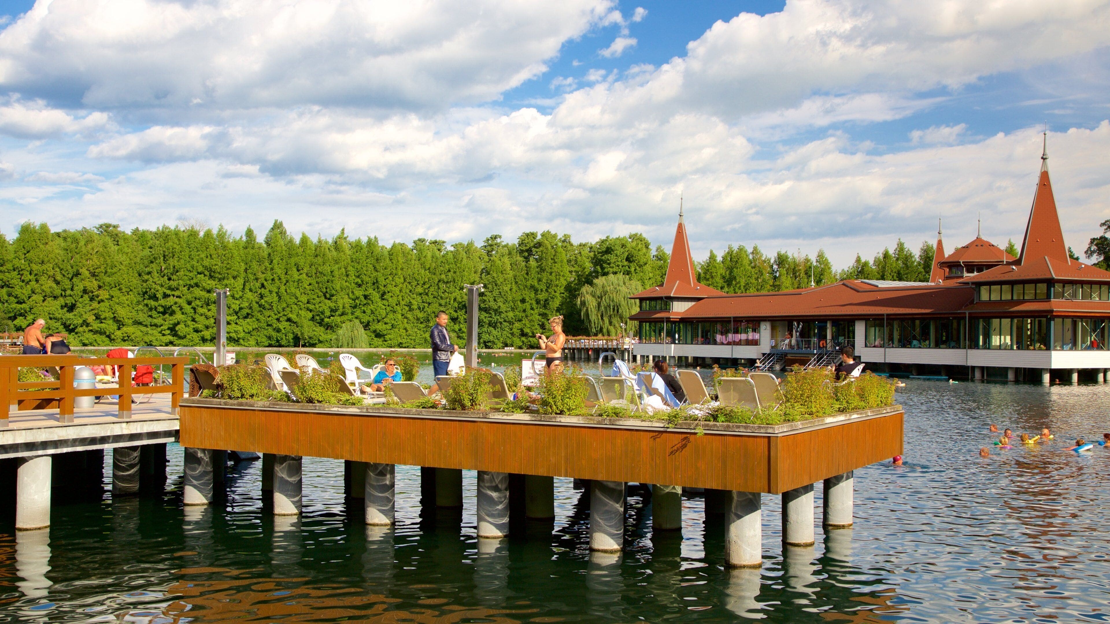 Heviz-sjøen som inkluderer luksushotell eller resort og innsjø