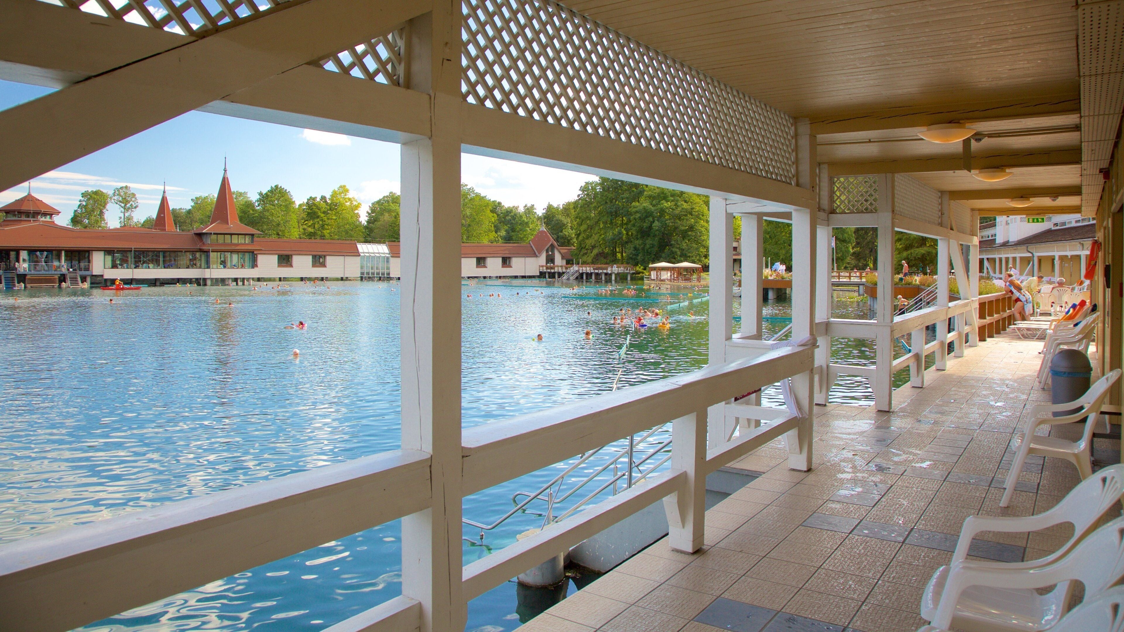 Hevizjärvi joka esittää luksushotelli tai lomakeskus ja järvi tai vesikuoppa