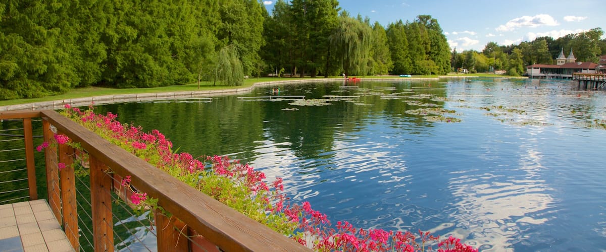 Lake Heviz mit einem Luxushotel oder Resort und See oder Wasserstelle