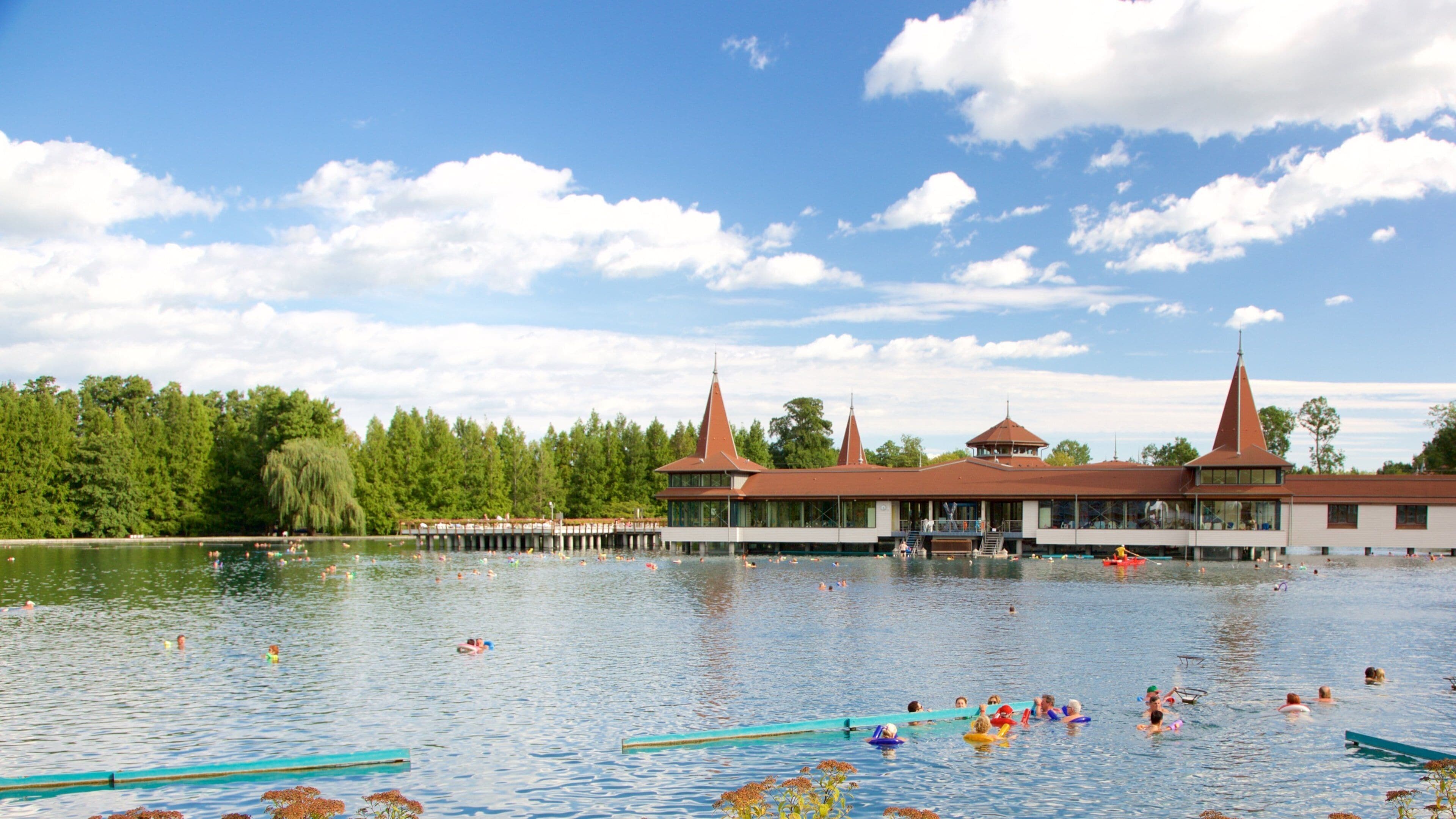 Hevizjärvi johon kuuluu uinti, järvi tai vesikuoppa ja luksushotelli tai lomakeskus