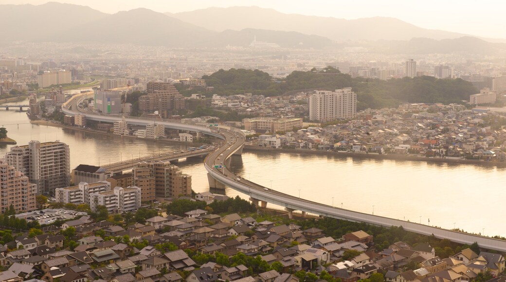 Torre di Fukuoka che include città
