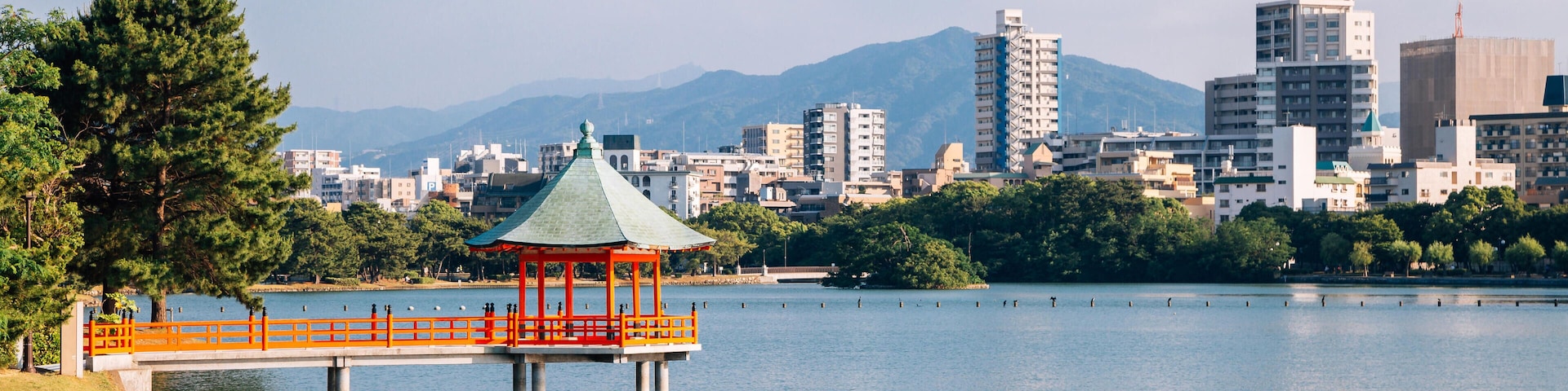 MNKEC4 Lake and gazebo at Ohori park in Fukuoka, Japan