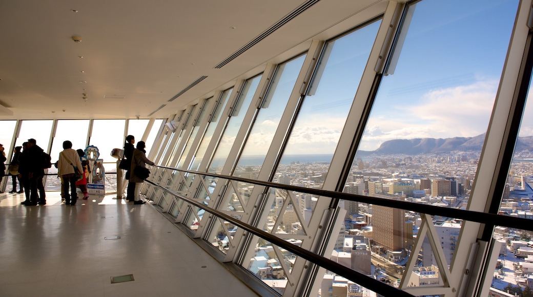 Torre Goryokaku mostrando vistas y también un gran grupo de personas