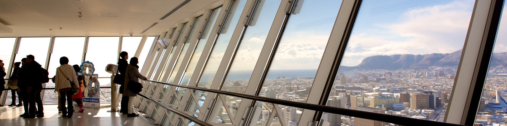 Torre de Goryokaku caracterizando paisagens assim como um grande grupo de pessoas
