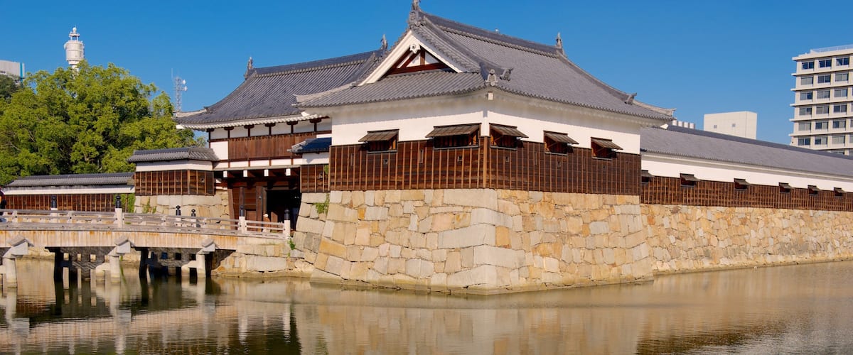 Castelo de Hiroshima mostrando um pequeno castelo ou palácio