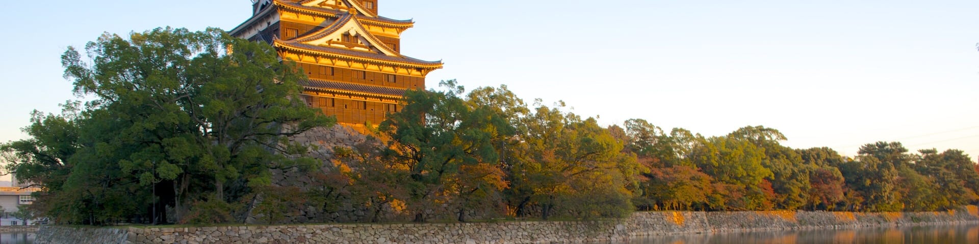 Hiroshima Castle which includes chateau or palace and heritage elements