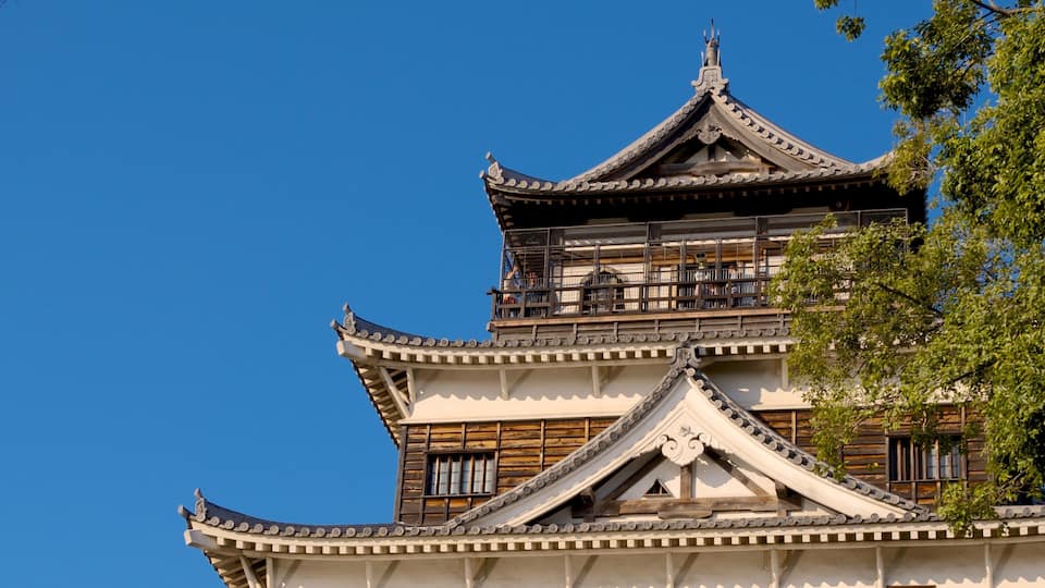 Castillo de Hiroshima que incluye elementos patrimoniales y palacio