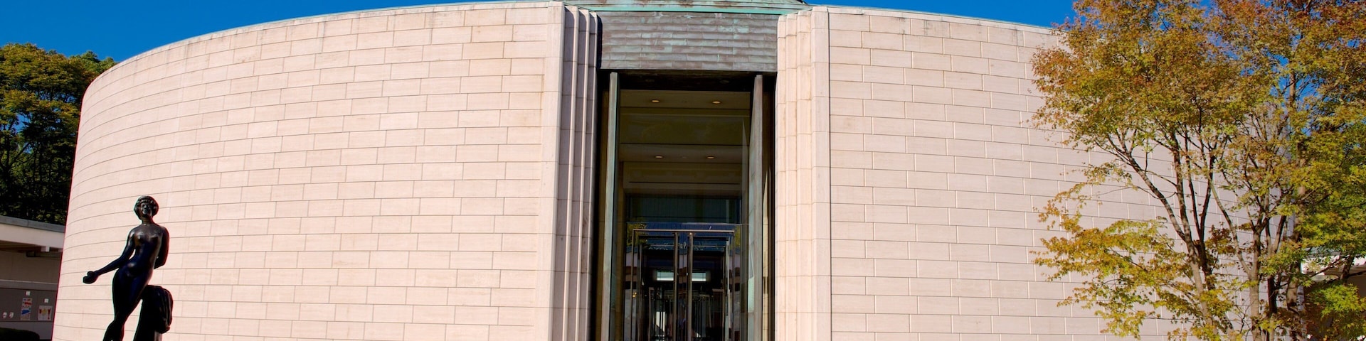 Hiroshima Museum of Art welches beinhaltet Garten und Statue oder Skulptur