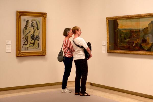 Hiroshima Kunstmuseum såvel som en lille gruppe mennesker