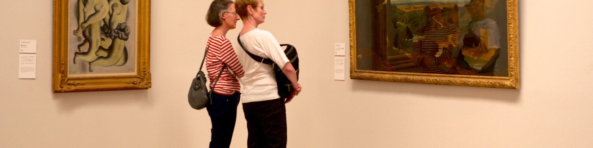 Museu de Arte de Hiroshima assim como um pequeno grupo de pessoas