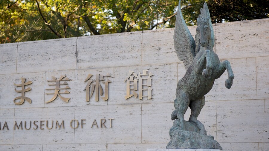 Museu de Arte de Hiroshima caracterizando sinalização e uma eståtua ou escultura