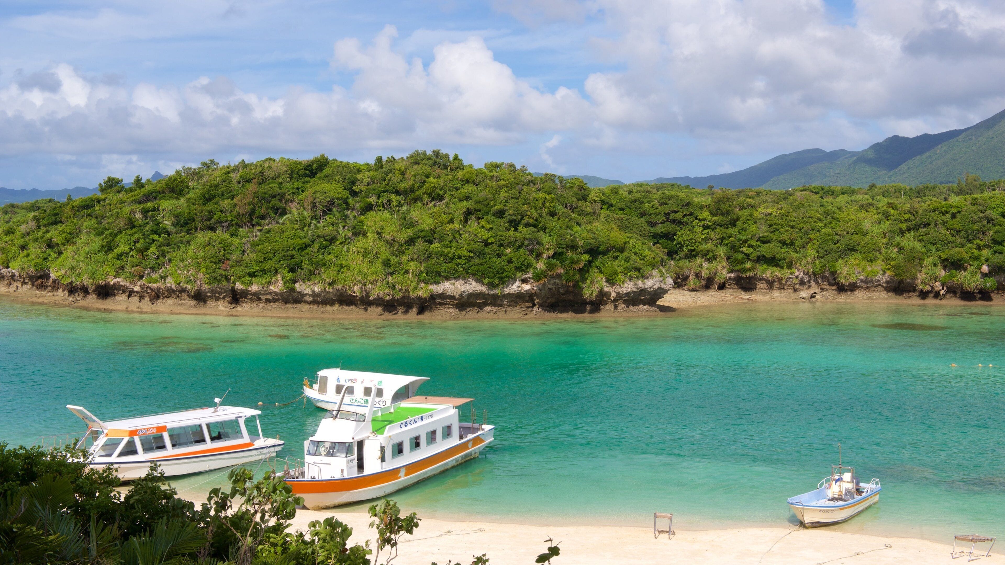 Bãi biển Vịnh Kabira cho thấy bãi biển cát và chèo thuyền