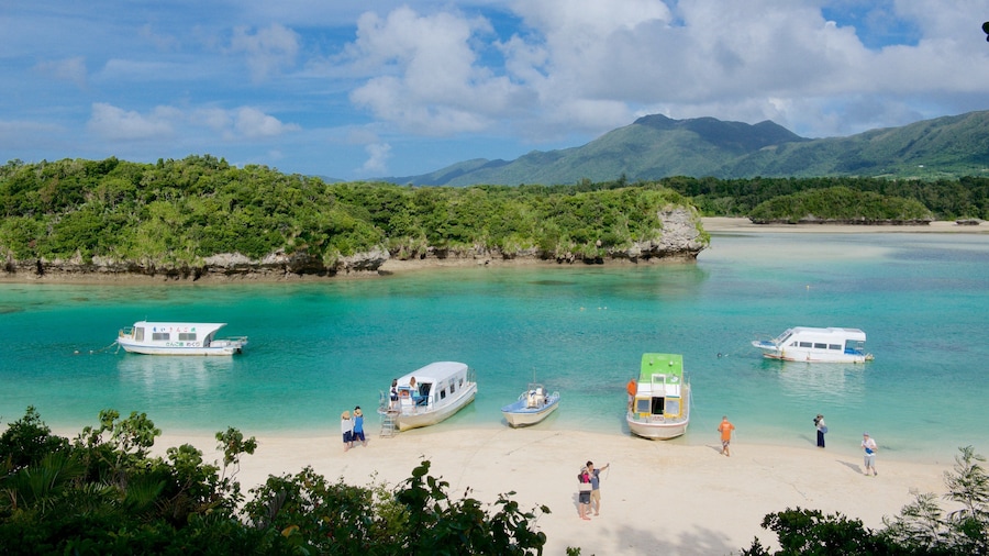 Praia da BaĂa de Kabira caracterizando canoagem e uma praia assim como um pequeno grupo de pessoas