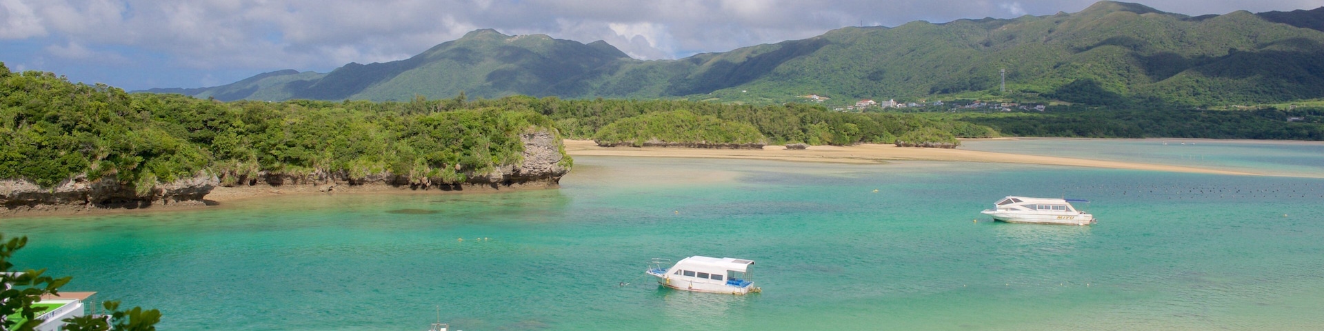 Playa en Bahía Kabira mostrando una playa de arena y botes