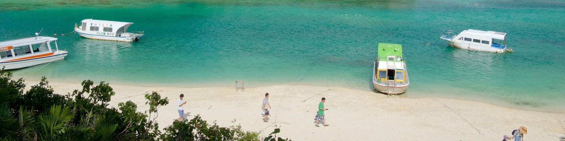 Kabira Bay Beach welches beinhaltet Bootfahren und Sandstrand
