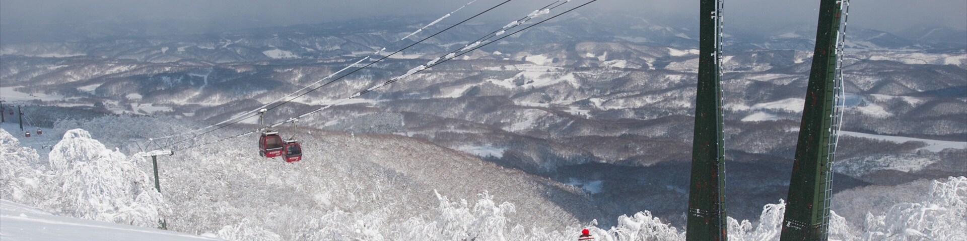 Rusutsu Resort featuring snow, snow skiing and a gondola