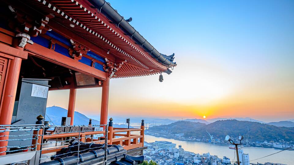 日の出と秋の千光寺 広島県尾道市 Sunrise and autumn at Senkoji Temple. Hiroshima prefecture, Onomichi City.