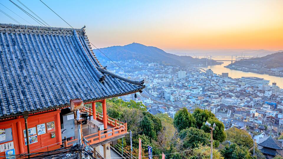 早朝の秋の千光寺 広島県尾道市 Senkoji temple in early morning autumn. Hiroshima prefecture, Onomichi City.