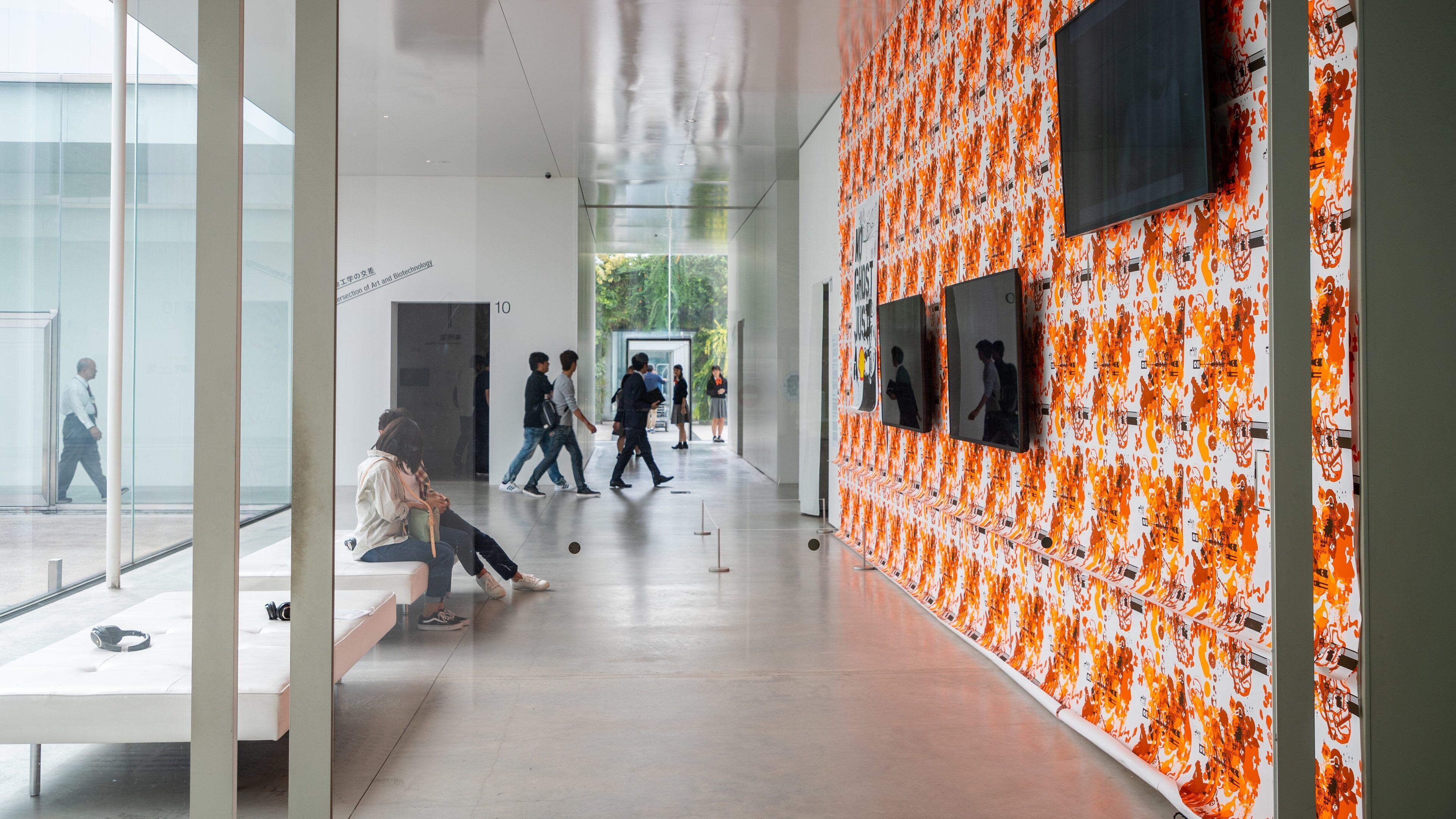 21st Century Museum of Contemporary Art showing interior views