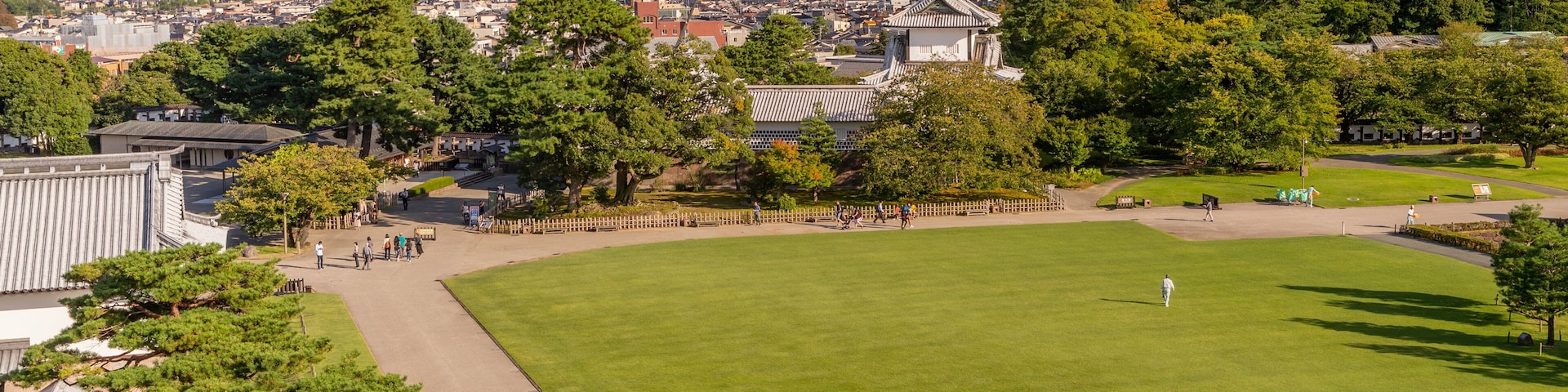 Kanazawa Castle showing a park and landscape views
