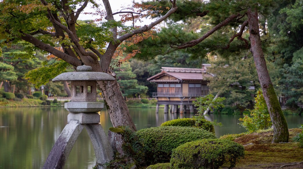 Kanazawa showing a lake or waterhole and heritage elements