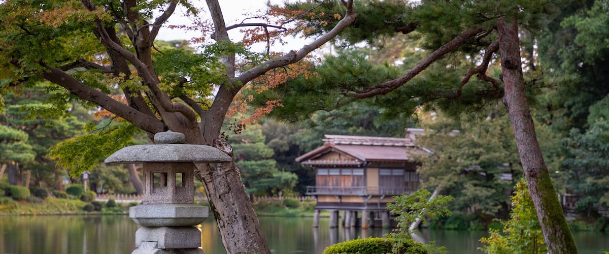 Kanazawa showing a lake or waterhole and heritage elements