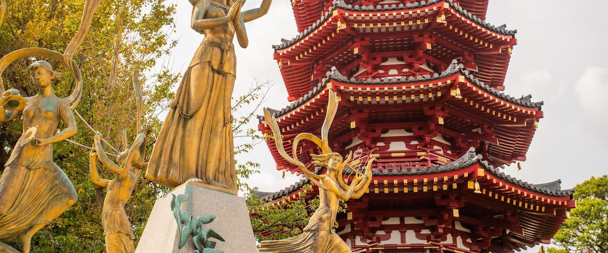 Kawasaki Daishi which includes heritage architecture and a statue or sculpture