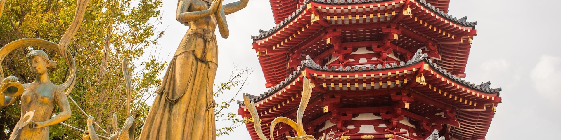 Kawasaki Daishi which includes heritage architecture and a statue or sculpture