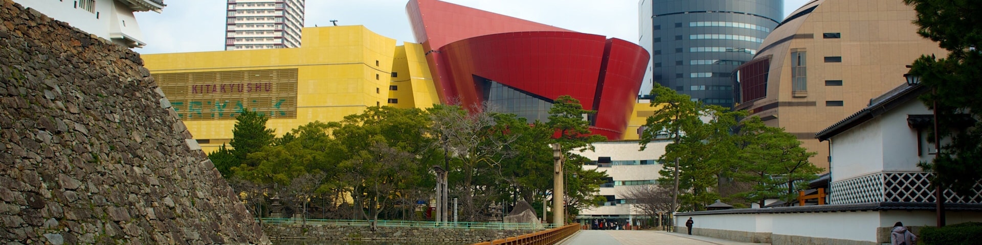 Kokura Castle showing a city and street scenes