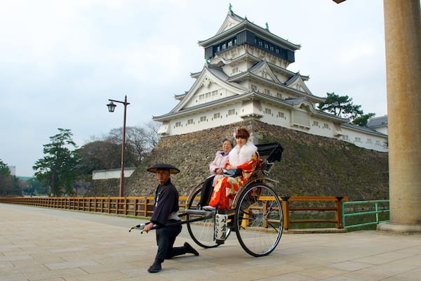 ChĂąteau de Kokura mettant en vedette chĂąteau ou palais et scĂšnes de rue aussi bien que petit groupe de personnes